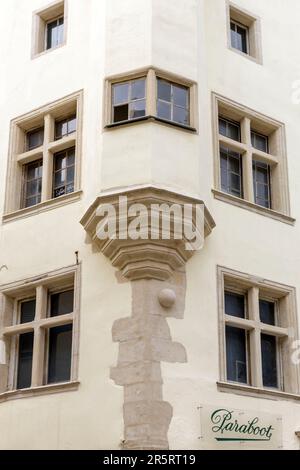 France, Meurthe et Moselle, Nancy, façade de la maison appelée Maison au Boulet d'après l'élément en forme de demi-sphère sur la façade construite au cours des 16e et 17e siècles comme une maison de marchand située à l'angle de la rue Saint Michel et de la Grande rue aujourd'hui un immeuble d'appartements avec commerces Banque D'Images