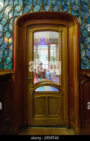 France, Meurthe et Moselle, Nancy, vitrail de Jacques Gruber et porte donnant sur le salon et le jardin d'hiver, reflet du vitrail Roses et Mouettes (Roses et mouettes) par Jacques Gruber dans l'escalier de la maison Bergeret un hôtel particulier de style Art Nouveau Ecole de Nancy de l'architecte Lucien Weissenburger construit entre 1903 et 1905 pour l'imprimeur Albert Bergeret situé rue Lionnois Banque D'Images