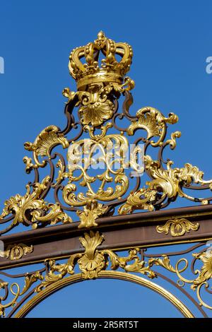 France, Meurthe et Moselle, Nancy, place Stanislas (ancienne place royale) construite par Stanislas Leszczynski, roi de Pologne et dernier duc de Lorraine au 18e siècle, classée au patrimoine mondial de l'UNESCO, détail de la ferronnerie en fer forgé de la rambarde par Jean Lamour Banque D'Images