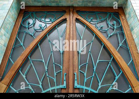 France, Meurthe et Moselle, Nancy, porte de style Art Nouveau de l'ancienne pharmacie centrale Rosfelder construite en 1902 par l'architecte Emile André, premiers chimistes à avoir été construits par un artiste de l'Ecole de Nancy, les carreaux de céramique sont attribués au céramiste Bigot situé rue de la Visitation Banque D'Images