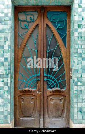 France, Meurthe et Moselle, Nancy, porte de style Art Nouveau de l'ancienne pharmacie centrale Rosfelder construite en 1902 par l'architecte Emile André, premiers chimistes à avoir été construits par un artiste de l'Ecole de Nancy, les carreaux de céramique sont attribués au céramiste Bigot situé rue de la Visitation Banque D'Images