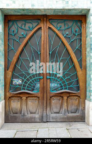 France, Meurthe et Moselle, Nancy, porte de style Art Nouveau de l'ancienne pharmacie centrale Rosfelder construite en 1902 par l'architecte Emile André, premiers chimistes à avoir été construits par un artiste de l'Ecole de Nancy, les carreaux de céramique sont attribués au céramiste Bigot situé rue de la Visitation Banque D'Images