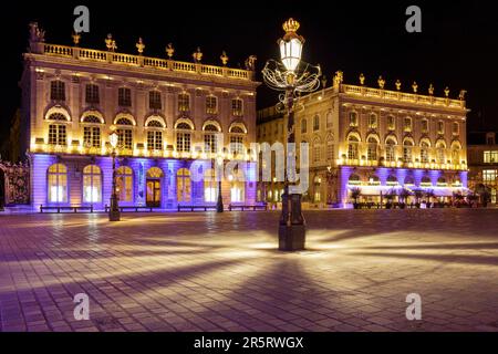 France, Meurthe et Moselle, Nancy, façades de l'Opéra à gauche et du Grand Hôtel de la Reine à droite situé sur la place Stanislas (place Stanislas ancienne place royale) construite par Stanislas Leszczynski, roi de Pologne et dernier duc de Lorraine au 18e siècle, inscrit au patrimoine mondial par l'UNESCO Banque D'Images