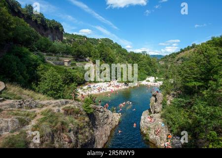 France, Ardèche, Thueyts, pont du diable, pont du diable sur l'ardèche Banque D'Images