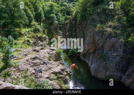 France, Ardèche, Thueyts, pont du diable, pont du diable sur l'ardèche Banque D'Images