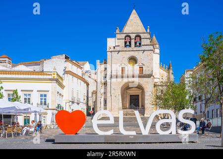 Portugal, région de l'Alentejo, Elvas, ville fortifiée de garnison (patrimoine mondial de l'UNESCO), Praça da Republica, église notre-Dame de l'Assomption du 16e siècle, ancienne cathédrale de Sé Banque D'Images