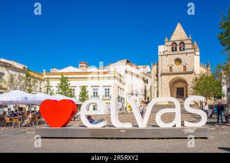 Portugal, région de l'Alentejo, Elvas, ville fortifiée de garnison (patrimoine mondial de l'UNESCO), Praça da Republica, église notre-Dame de l'Assomption du 16e siècle, ancienne cathédrale de Sé Banque D'Images