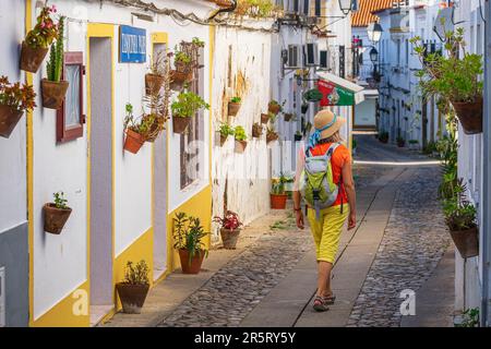 Portugal, région de l'Alentejo, Moura, tradition des rues et fenêtres fleuries depuis 1954 dans le centre historique Banque D'Images