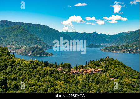 Lac de Côme, photographié de Perledo, montrant Varenna, Bellagio, Castello di Vezio, Et Punta Balbianello, un jour de printemps. Banque D'Images