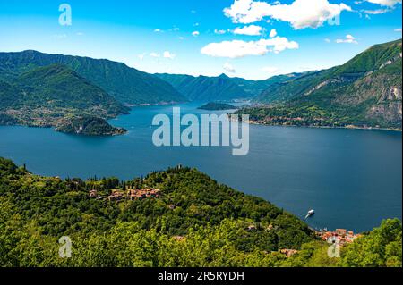 Lac de Côme, photographié de Perledo, montrant Varenna, Bellagio, Castello di Vezio, Et Punta Balbianello, un jour de printemps. Banque D'Images