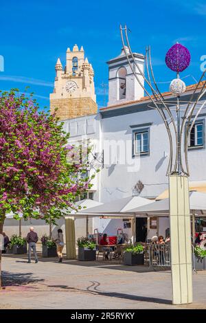 Portugal, région de l'Alentejo, Serpa, Praça da Republica au coeur de la vieille ville, Torre do Relogio (Tour de l'horloge) en arrière-plan Banque D'Images