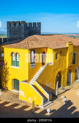 Portugal, région de l'Alentejo, Beja, la Maison du Gouverneur dans les murs du château médiéval abrite l'Office de Tourisme de la ville et le Musée Jorge Vieira Banque D'Images