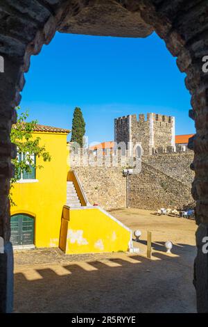 Portugal, région de l'Alentejo, Beja, la Maison du Gouverneur dans les murs du château médiéval abrite l'Office de Tourisme de la ville et le Musée Jorge Vieira Banque D'Images