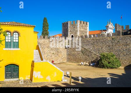 Portugal, région de l'Alentejo, Beja, la Maison du Gouverneur dans les murs du château médiéval abrite l'Office de Tourisme de la ville et le Musée Jorge Vieira Banque D'Images