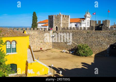 Portugal, région de l'Alentejo, Beja, la Maison du Gouverneur dans les murs du château médiéval abrite l'Office de Tourisme de la ville et le Musée Jorge Vieira Banque D'Images