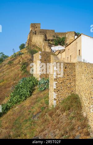 Portugal, région de l'Alentejo, Mertola, le château médiéval domine la citadelle Banque D'Images