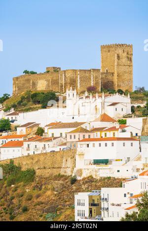 Portugal, région de l'Alentejo, Mertola, le château médiéval domine la citadelle et l'église Matriz notre-Dame de l'Assomption Banque D'Images