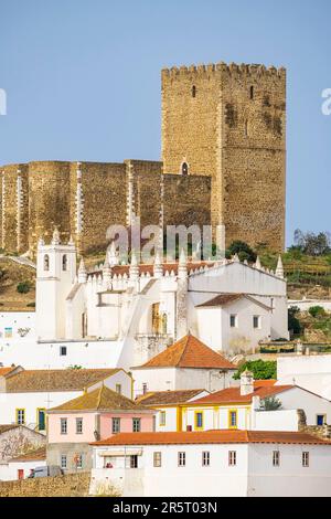 Portugal, région de l'Alentejo, Mertola, le château médiéval domine la citadelle et l'église Matriz notre-Dame de l'Assomption Banque D'Images