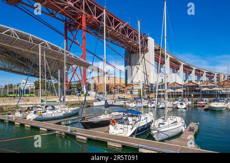 Portugal, Lisbonne, quartier d'Alcantara, Docks de Santo Amaro et pont de 25 avril sur le Tage Banque D'Images