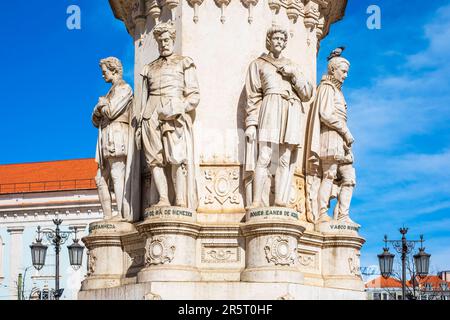 Portugal, Lisbonne, quartier Bairro Alto, Praça Luis de Camoes, statue en bronze du poète portugais Luis de Camoes entourée de 8 petites statues d'autres grandes figures de la poésie portugaise Banque D'Images