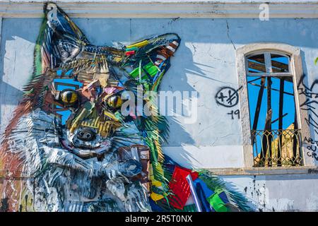 Portugal, Lisbonne, fresque de l'artiste portugais Bordalo II (Artur Bordalo), série Big Trash Animals, œuvres faites à partir de déchets de toutes sortes Banque D'Images