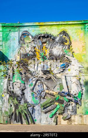 Portugal, Lisbonne, fresque de l'artiste portugais Bordalo II (Artur Bordalo), série Big Trash Animals, œuvres faites à partir de déchets de toutes sortes Banque D'Images