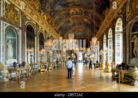 France, Yvelines, Versailles, château de Versailles classé au patrimoine mondial de l'UNESCO, Galerie des glaces, longueur 73m et largeur 10,50m, avec 17 fenêtres et 357 miroirs, architecte Jules Hardouin Mansart (1678-1684) Banque D'Images