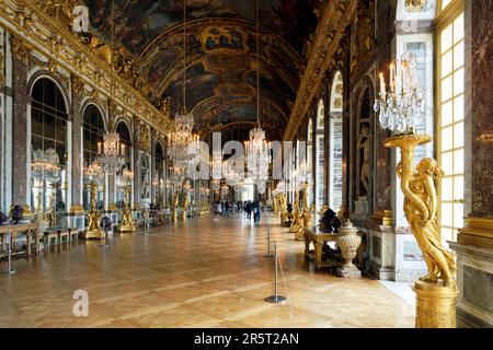 France, Yvelines, Versailles, château de Versailles classé au patrimoine mondial de l'UNESCO, Galerie des glaces, longueur 73m et largeur 10,50m, avec 17 fenêtres et 357 miroirs, architecte Jules Hardouin Mansart (1678-1684) Banque D'Images