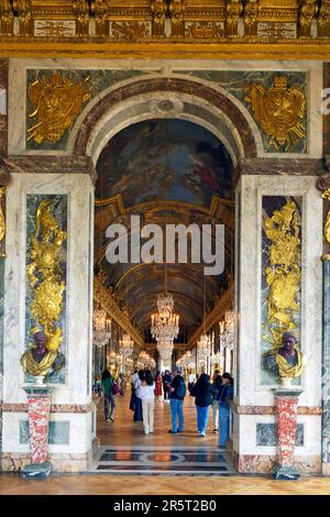 France, Yvelines, Versailles, château de Versailles classé au patrimoine mondial de l'UNESCO, Galerie des glaces, longueur 73m et largeur 10,50m, avec 17 fenêtres et 357 miroirs, architecte Jules Hardouin Mansart (1678-1684) Banque D'Images