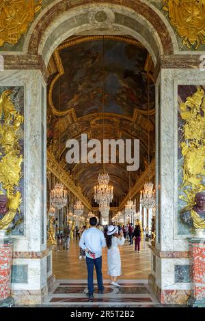 France, Yvelines, Versailles, château de Versailles classé au patrimoine mondial de l'UNESCO, Galerie des glaces, longueur 73m et largeur 10,50m, avec 17 fenêtres et 357 miroirs, architecte Jules Hardouin Mansart (1678-1684) Banque D'Images