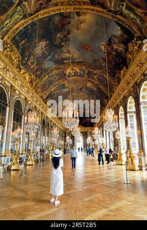 France, Yvelines, Versailles, château de Versailles classé au patrimoine mondial de l'UNESCO, Galerie des glaces, longueur 73m et largeur 10,50m, avec 17 fenêtres et 357 miroirs, architecte Jules Hardouin Mansart (1678-1684) Banque D'Images