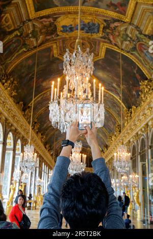 France, Yvelines, Versailles, château de Versailles classé au patrimoine mondial de l'UNESCO, Galerie des glaces, longueur 73m et largeur 10,50m, avec 17 fenêtres et 357 miroirs, architecte Jules Hardouin Mansart (1678-1684) Banque D'Images