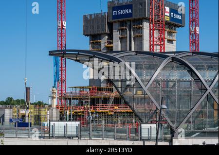 Chantier du nouveau gratte-ciel 'Elbtower' derrière la station de métro 'Elbbruecken' à Hambourg, Allemagne. Photo prise à 5 juin 2023. Banque D'Images