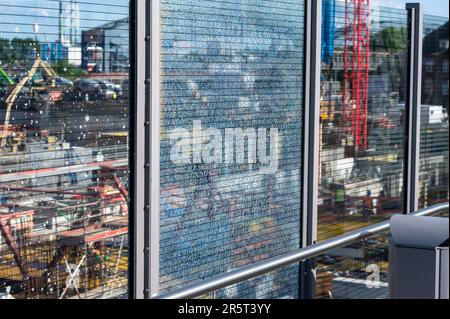 Verre à volets à une gare . Banque D'Images