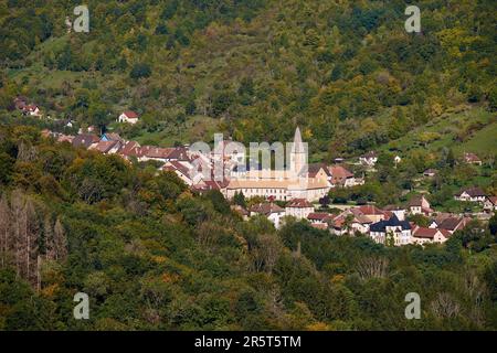 France, Doubs, Mouthier haute Pierre, panorama sur la vallée de la Loue et le village Banque D'Images