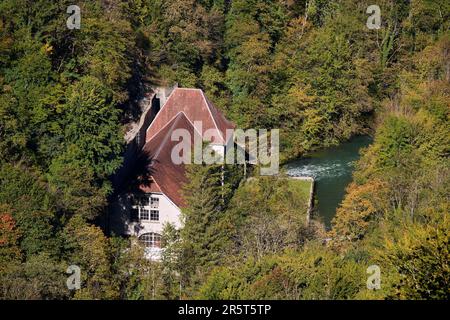 France, Doubs, Mouthier haute Pierre, maison bourgeoise sur les rives de la Loue Banque D'Images