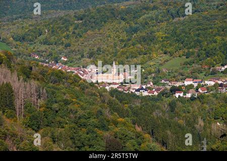 France, Doubs, Mouthier haute Pierre, panorama sur la vallée de la Loue et le village Banque D'Images