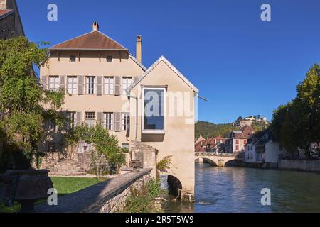 France, Doubs, Ornans, Musée Gustave Courbet sur les rives de la Loue Banque D'Images