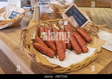 France, Doubs, Gilley, le Tuye du Papy Gaby, vente de saucisses Morteau à la boutique Banque D'Images