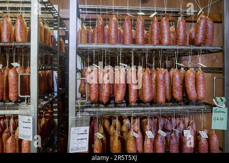 France, Doubs, Gilley, le Tuye du Papy Gaby, saling des saucisses de Morteau Banque D'Images
