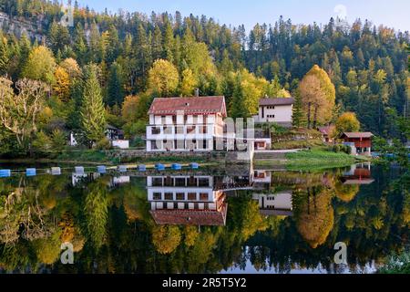 France, Doubs, Villers le Lac, saut du Doubs, extrémité du lac de Chaillexon ou lac des Brenets à la frontière avec la Suisse (canton de Neuchâtel), chalet restaurant sur la rive suisse Banque D'Images