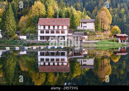 France, Doubs, Villers le Lac, saut du Doubs, extrémité du lac de Chaillexon ou lac des Brenets à la frontière avec la Suisse (canton de Neuchâtel), chalet restaurant sur la rive suisse Banque D'Images