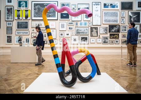 Londres, Royaume-Uni. 5 juin 2023. (C) 'Frequency' de Sam Shendi à l'avant-première de l'exposition d'été 2023 à l'Académie royale des Arts de Piccadilly, le plus grand salon d'art contemporain ouvert au monde qui a lieu chaque année depuis 1769. Coordonné par l’artiste britannique David Remaly RA, le thème de cette année de Only Connect, inspiré d’une citation du roman Howards End de E. M. Forster, présente plus de 1 600 œuvres du 13 juin au 20 août 2023. Credit: Stephen Chung / Alamy Live News Banque D'Images