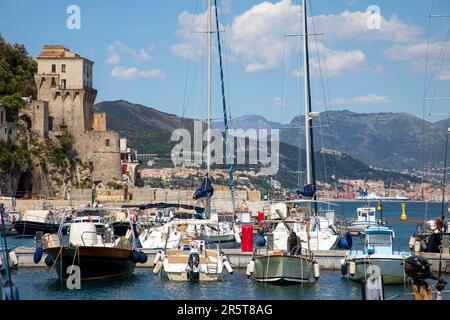 CETARA ITALIE - AVRIL 27th 2023: Cetara est un village de pêcheurs traditionnel sur la côte amalfitaine, réputé comme un point d'accès gastronomique Banque D'Images