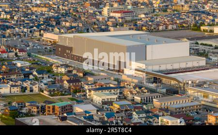 Grand entrepôt industriel au milieu de maisons dans le quartier résidentiel Banque D'Images