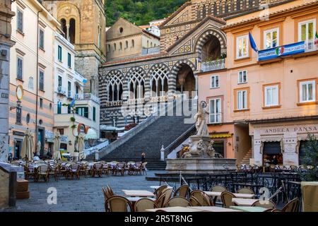 VILLE D'AMALFI, ITALIE - 28th 2023 AVRIL : vue sur la cathédrale Saint-Andrea et les marches qui l'mènent depuis la Piazza del Duomo. Amalfi, Italie Banque D'Images