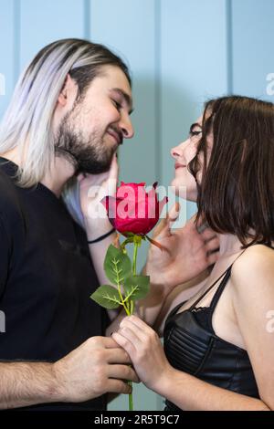 Un jeune couple heureux profitant d'un moment romantique ensemble Banque D'Images