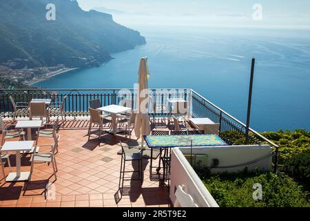 RAVELLO, ITALIE - AVRIL 29th 2023 : Ravello est une station balnéaire située à 365 m au-dessus de la mer Tyrrhénienne, sur la côte italienne d'Amalfi Banque D'Images