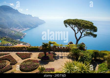 RAVELLO, ITALIE - AVRIL 29th 2023 : Ravello est une station balnéaire située à 365 m au-dessus de la mer Tyrrhénienne, sur la côte italienne d'Amalfi Banque D'Images