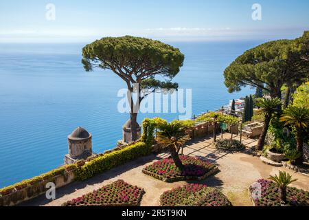 RAVELLO, ITALIE - AVRIL 29th 2023 : Ravello est une station balnéaire située à 365 m au-dessus de la mer Tyrrhénienne, sur la côte italienne d'Amalfi Banque D'Images